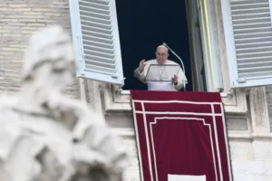 Papa “Non cessiamo di pregare per la pace”