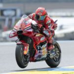 Marc Marquez vince anche la sprint di Le Mans, caduta per Bagnaia