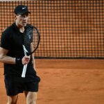 Sinner torna in campo, vittoria ed emozioni a Roma