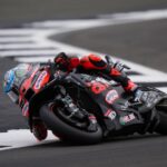 Bezzecchi trionfa nella MotoGp in Gran Bretagna, out Quartararo-Bagnaia
