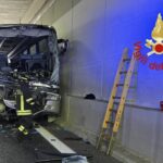 Scontro fra un tir e un bus scolastico nel comasco, morta una maestra