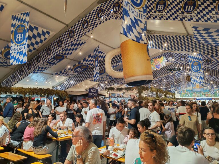Oktoberfest Genova 2026, ultimi giorni in compagnia di birra, cibo e buona musica bavarese