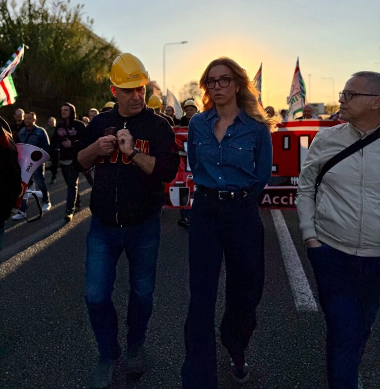 Genova, la Sindaca Silvia Salis questa mattina in corteo con i lavoratori dell’Ex Ilva di Cornigliano